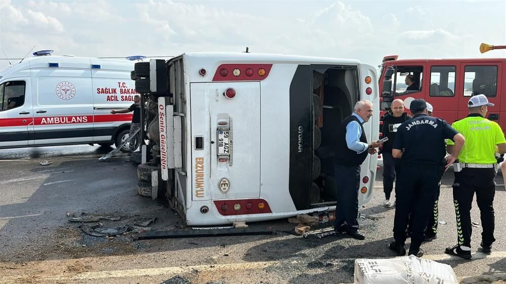 Antalya Isparta Karayolunda Midibus Devrildi 1I Agir 17 Yarali1