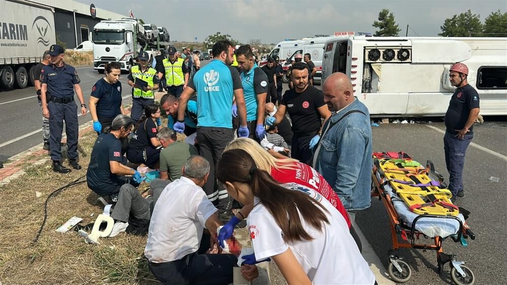 Antalya Isparta Karayolunda Midibus Devrildi 1I Agir 17 Yarali2