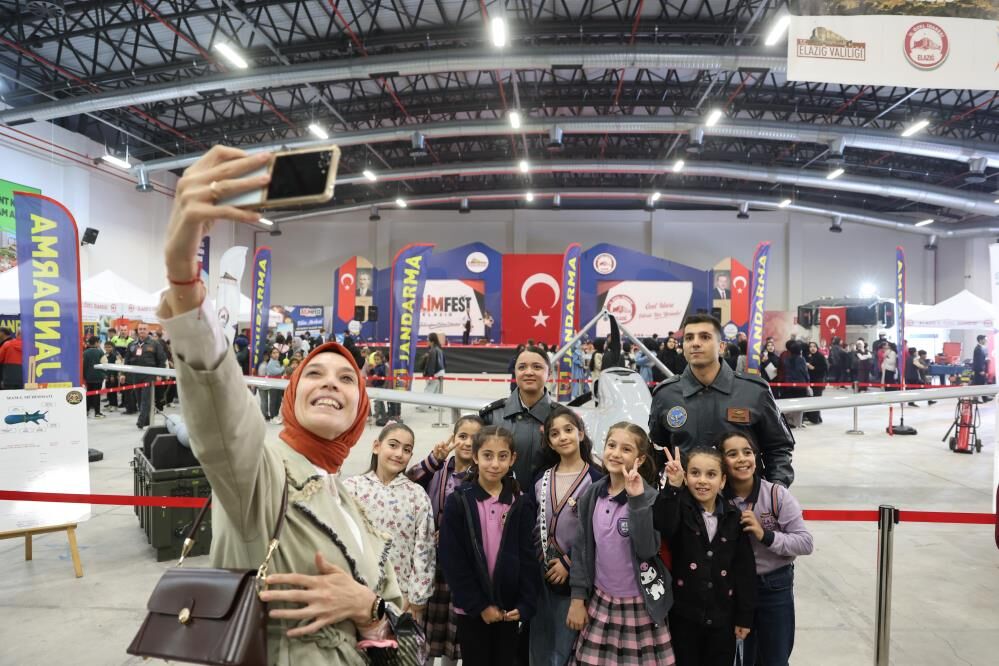Elazigda Sergilenen Bayraktar Tb2 Sihayi Goren Ogrenciler Buyuk Gurur Yasadi2