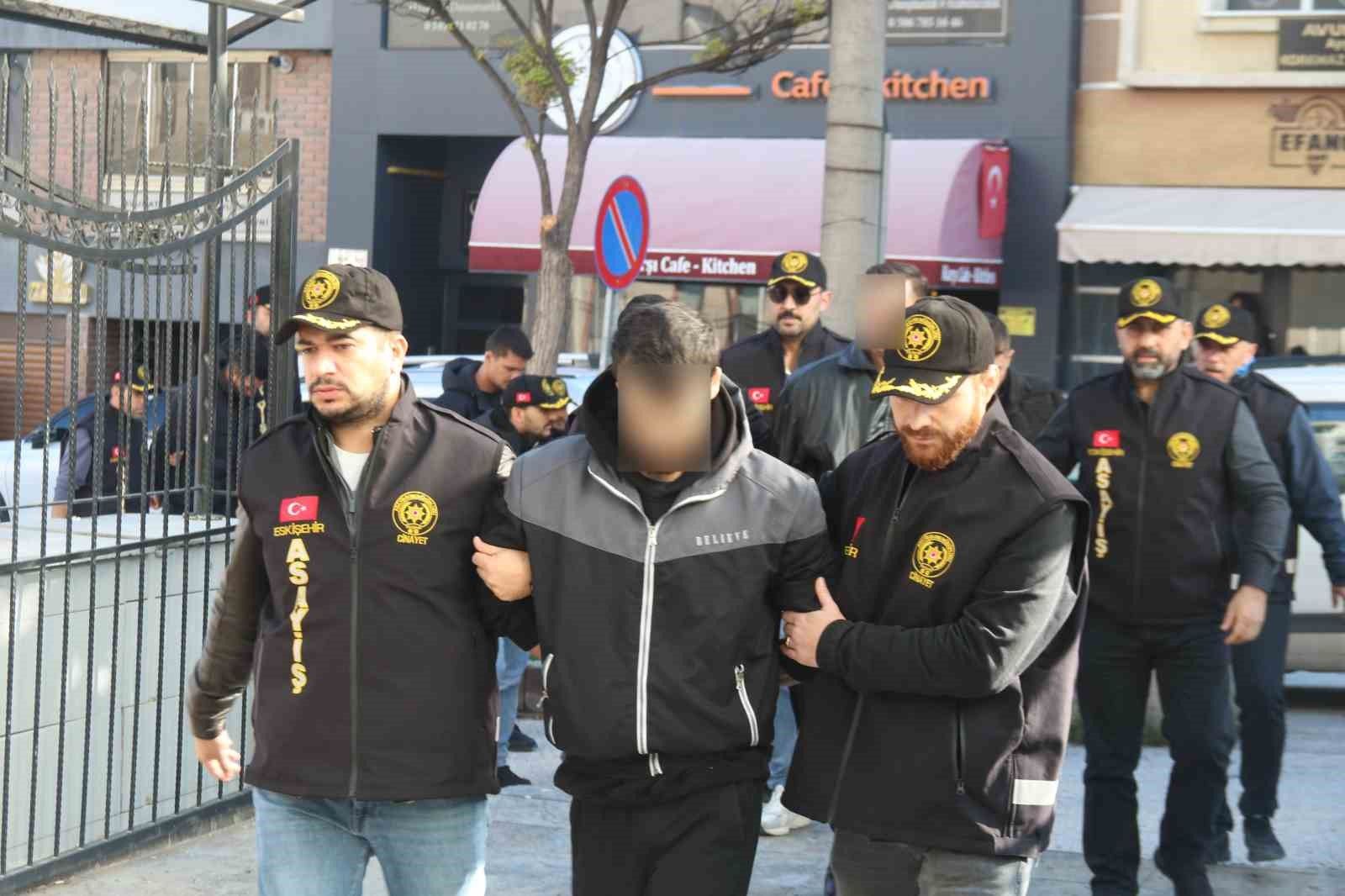 Eskisehirde Silahli Kavgada Kan Dokuldu 7 Kisi Adliyede (2)