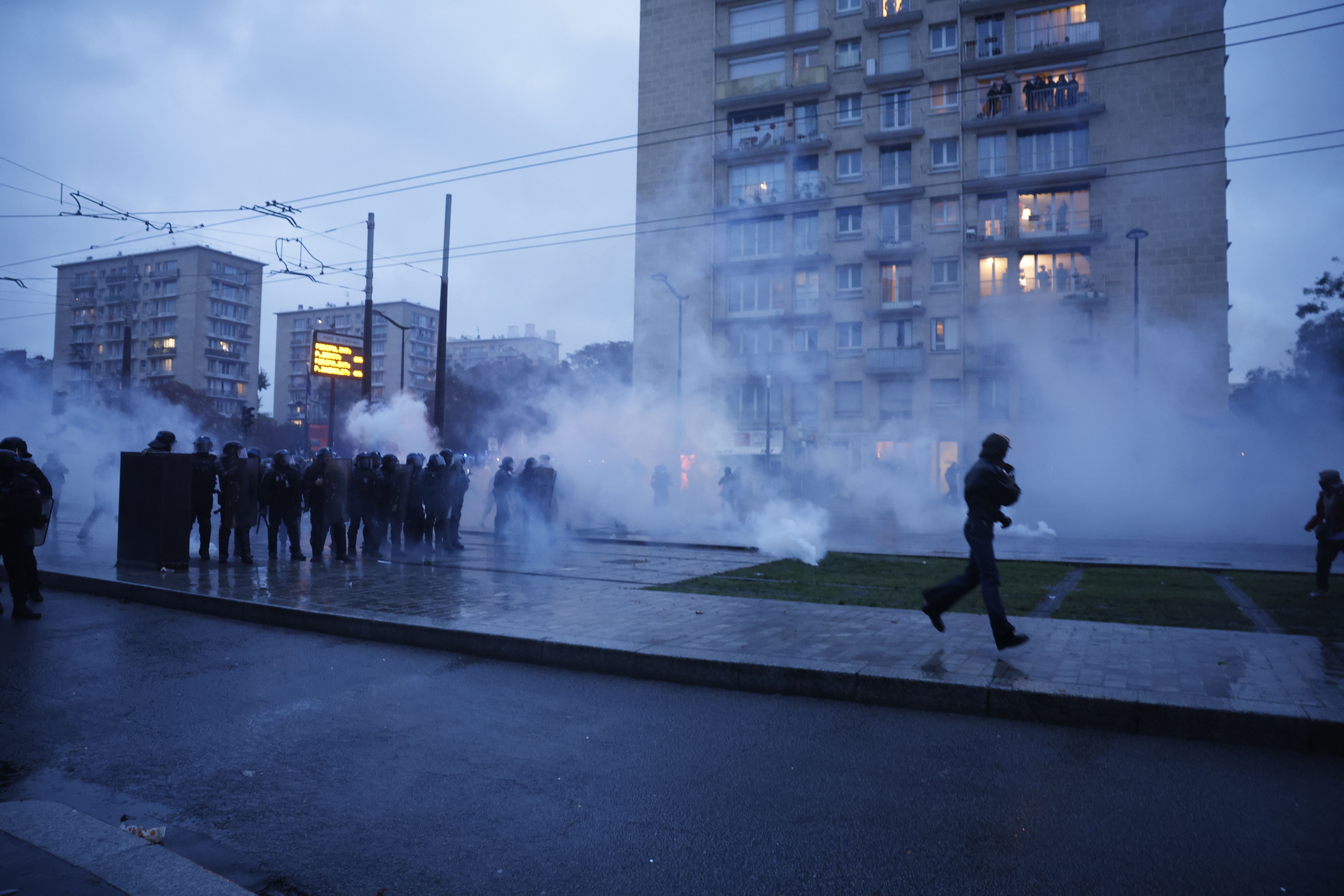 Fransada Protestolar Buyudu Yaklasik Bin Kisi Gozaltina Alindi (1)