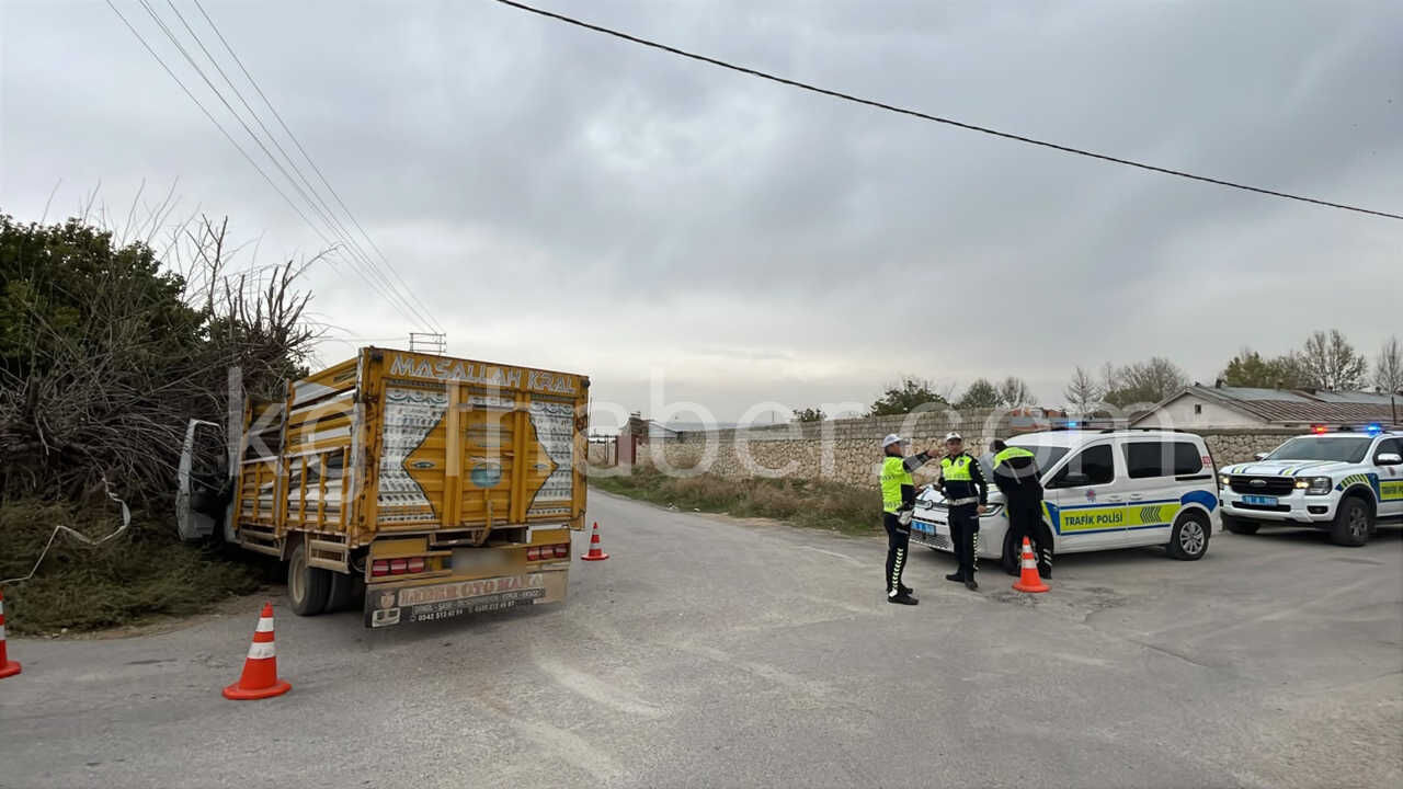 Karaman’da Alkollü Sürücünün Kullandığı Kamyonet Polis Otosuyla Çarpıştı 2 Polis Yaralı11