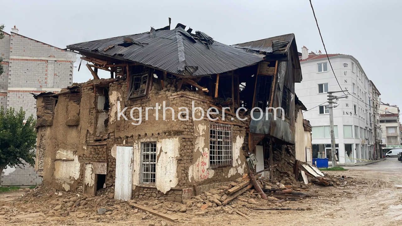Karamanda Atil Binada Cikan Yangin Sonduruldu 2 Katli Bina Coktu0