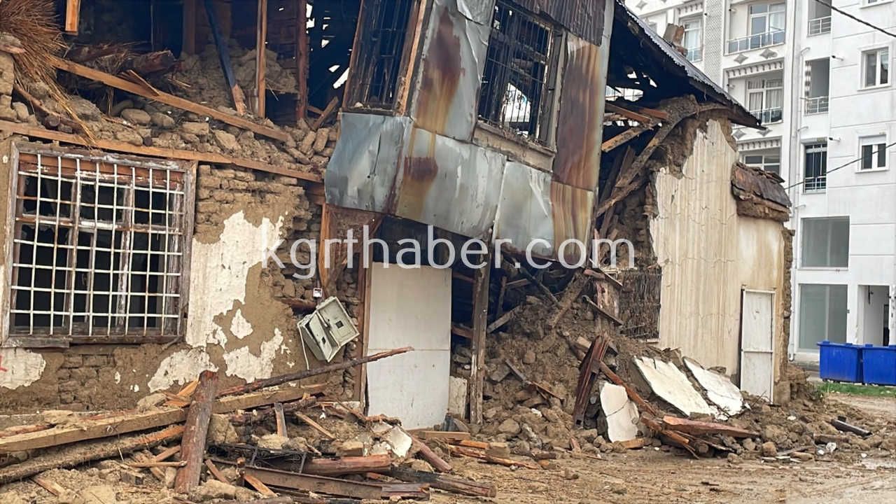 Karamanda Atil Binada Cikan Yangin Sonduruldu 2 Katli Bina Coktu1