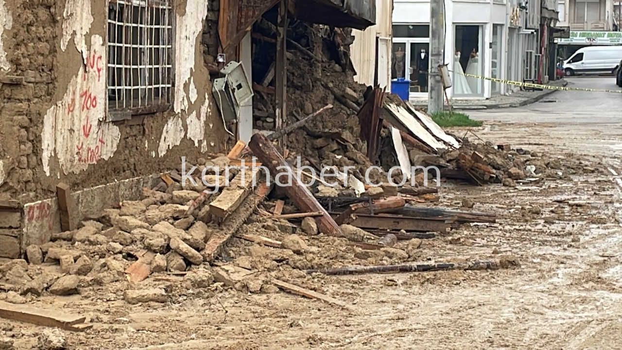 Karamanda Atil Binada Cikan Yangin Sonduruldu 2 Katli Bina Coktu2