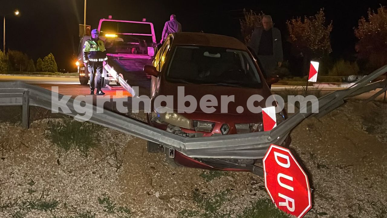 Karamanda Bariyerlere Carpan Arac Surucusu Kacti 46 Bin Lira Ceza Kesildi (1)