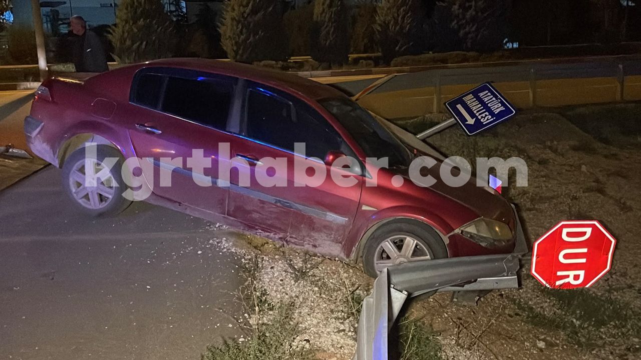Karamanda Bariyerlere Carpan Arac Surucusu Kacti 46 Bin Lira Ceza Kesildi (2)