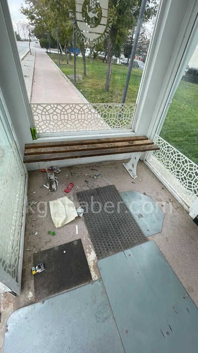 Karamanda Cami Kirilan Otobus Duragi Copluge Dondu0