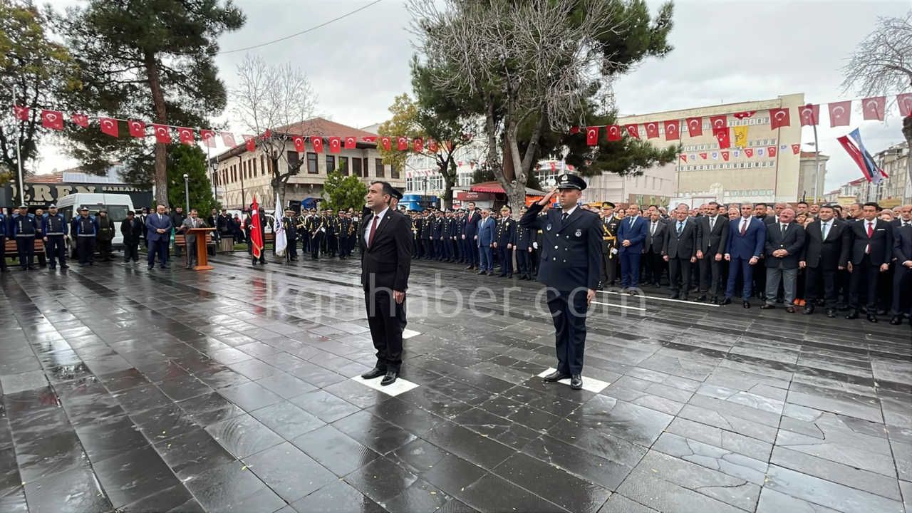 Karamanda Cumhuriyet Bayrami Kutlamalari Celenk Sunma Toreniyle Basladi0