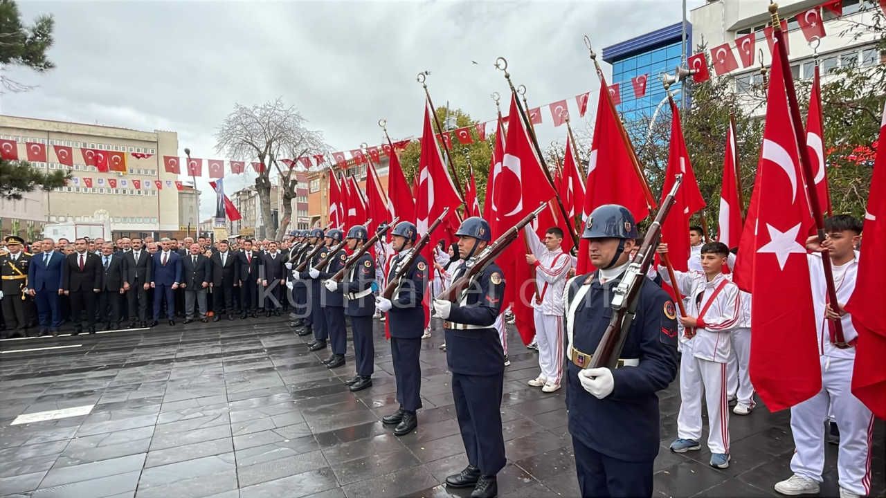 Karamanda Cumhuriyet Bayrami Kutlamalari Celenk Sunma Toreniyle Basladi10