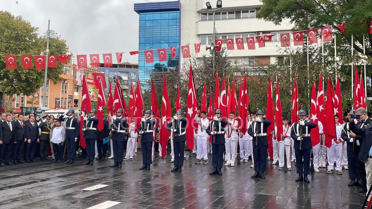 Karamanda Cumhuriyet Bayrami Kutlamalari Celenk Sunma Toreniyle Basladi11
