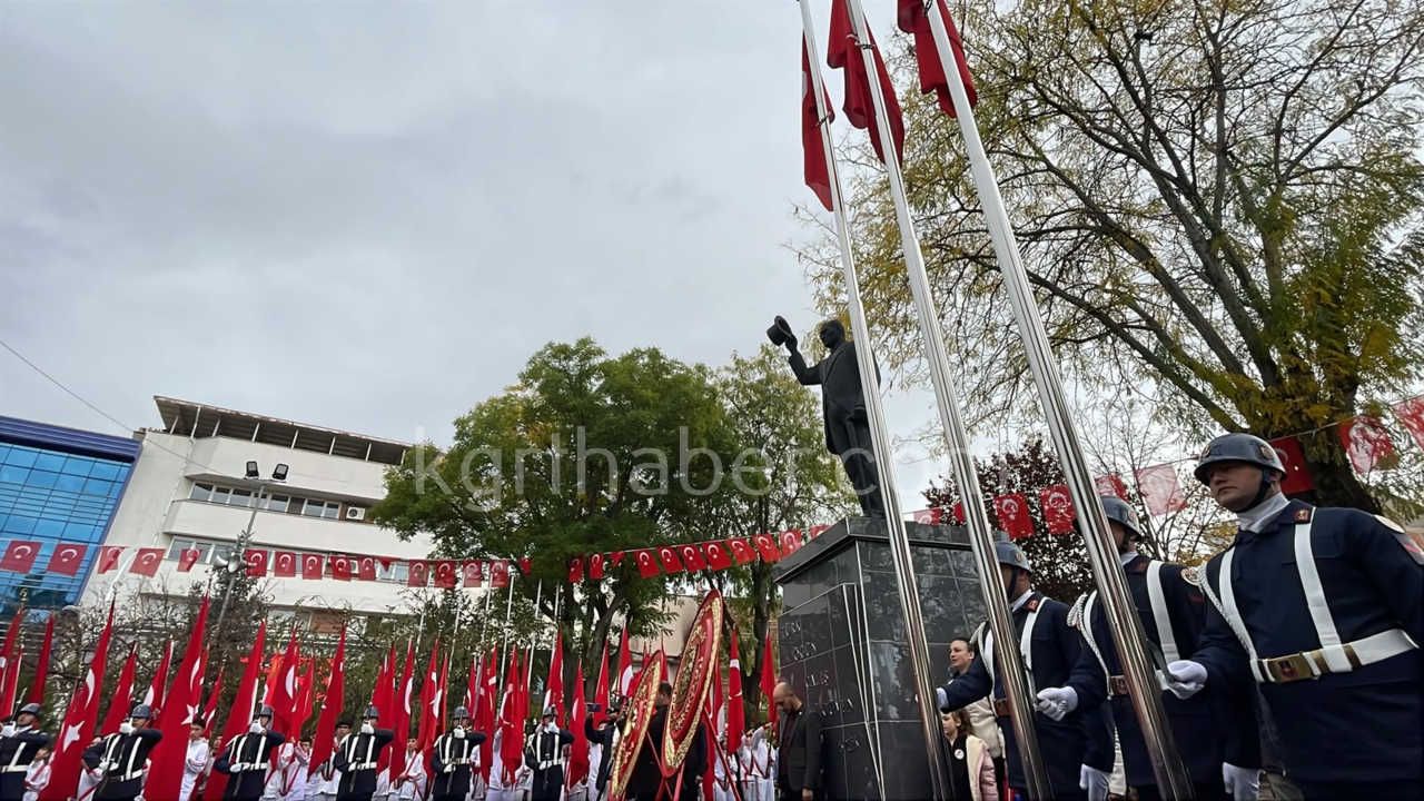 Karamanda Cumhuriyet Bayrami Kutlamalari Celenk Sunma Toreniyle Basladi2