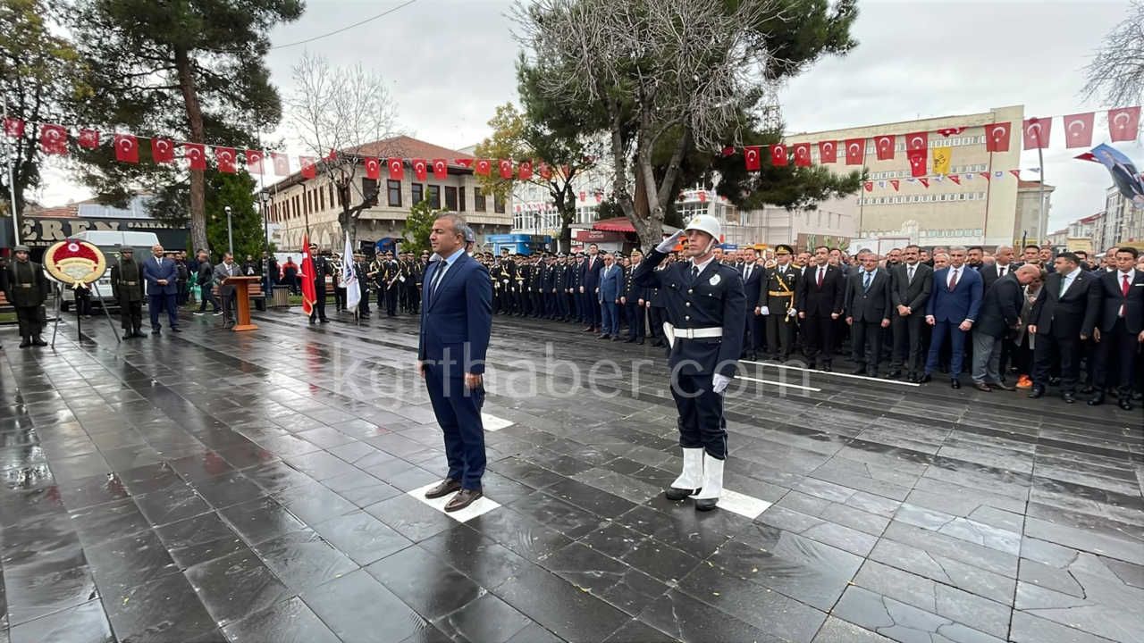 Karamanda Cumhuriyet Bayrami Kutlamalari Celenk Sunma Toreniyle Basladi4