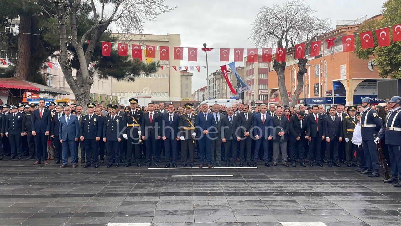 Karamanda Cumhuriyet Bayrami Kutlamalari Celenk Sunma Toreniyle Basladi5