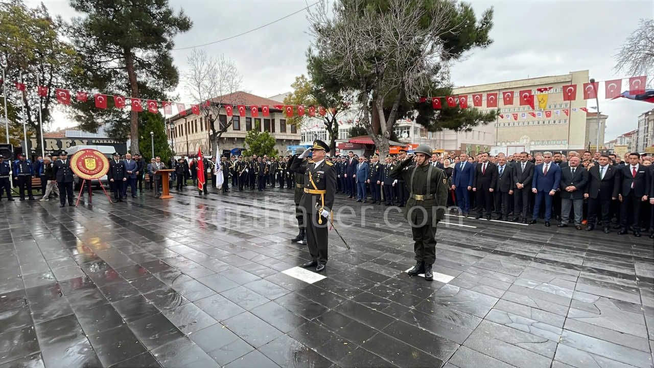 Karamanda Cumhuriyet Bayrami Kutlamalari Celenk Sunma Toreniyle Basladi6