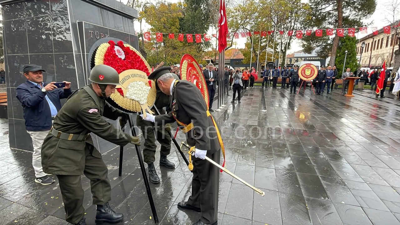 Karamanda Cumhuriyet Bayrami Kutlamalari Celenk Sunma Toreniyle Basladi8