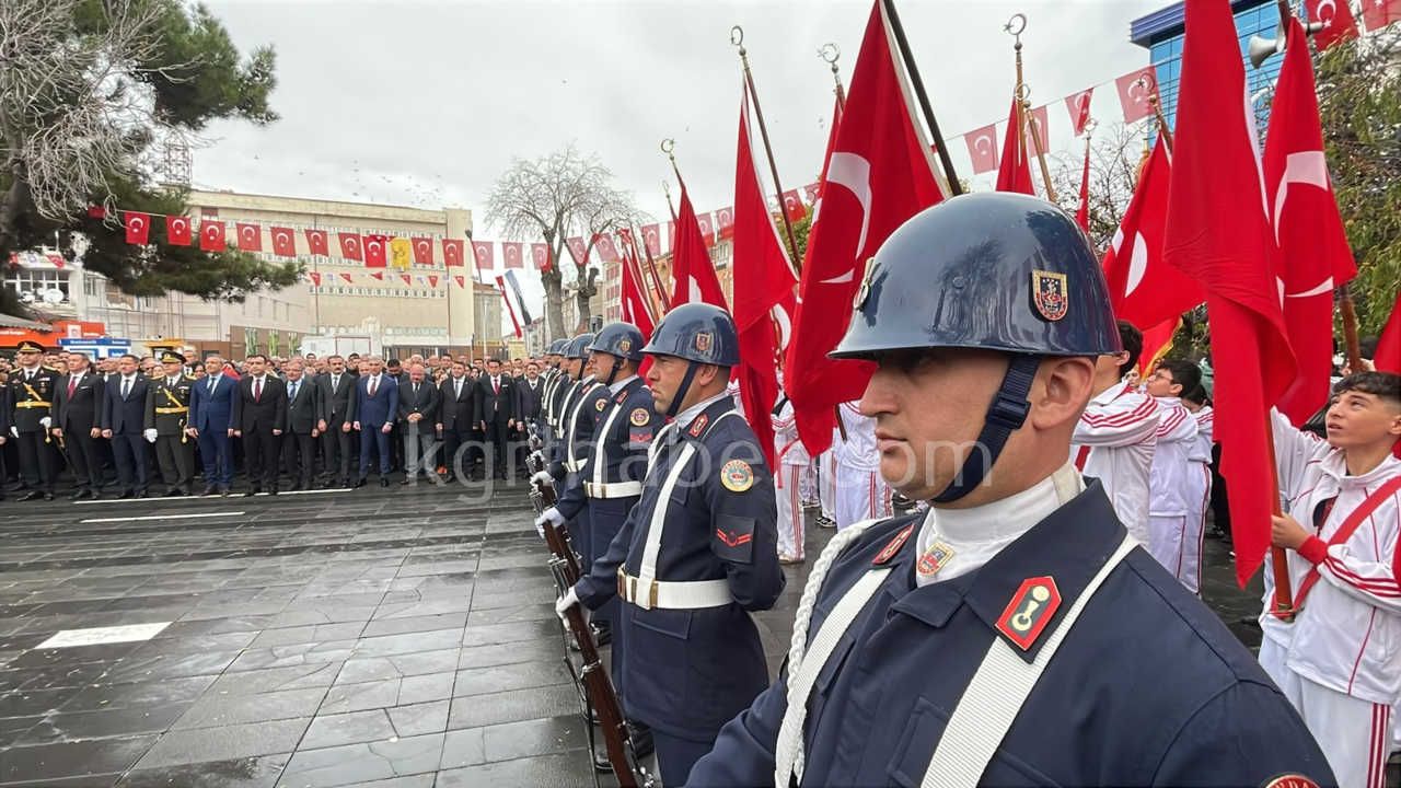 Karamanda Cumhuriyet Bayrami Kutlamalari Celenk Sunma Toreniyle Basladi9