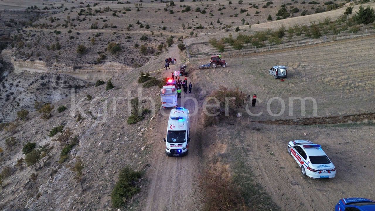 Karaman'da Devrilen Traktörün Altında Kalan Sürücü Hayatını Kaybetti Oğlu Sinir Krizi Geçirdi10