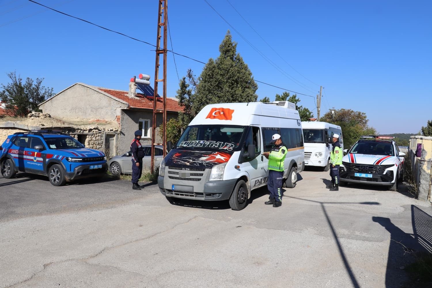 Karamanda Jandarmadan Okul Cevrelerinde Denetim (1)