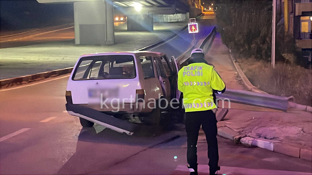 Karamanda Kavsakta Carpisan Otomobillerden Biri Bariyerlere Carparak Durabildi 2 Yarali0