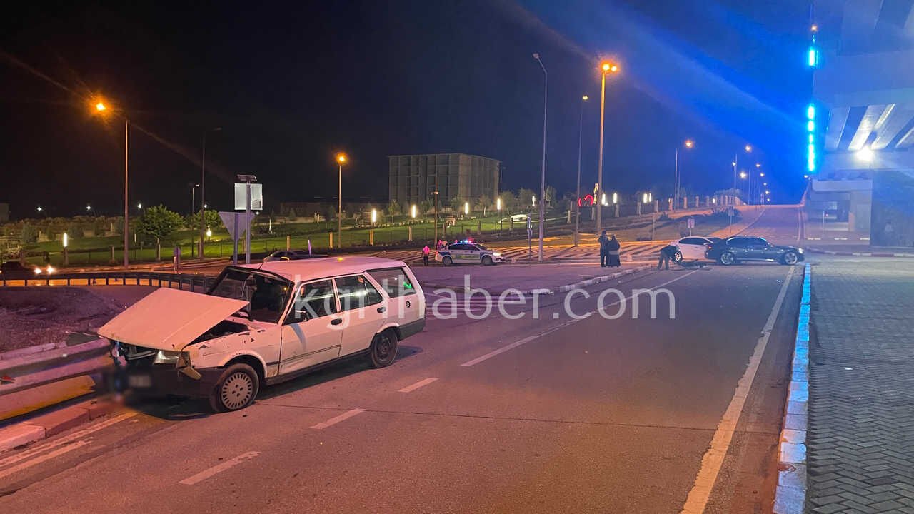 Karamanda Kavsakta Carpisan Otomobillerden Biri Bariyerlere Carparak Durabildi 2 Yarali1