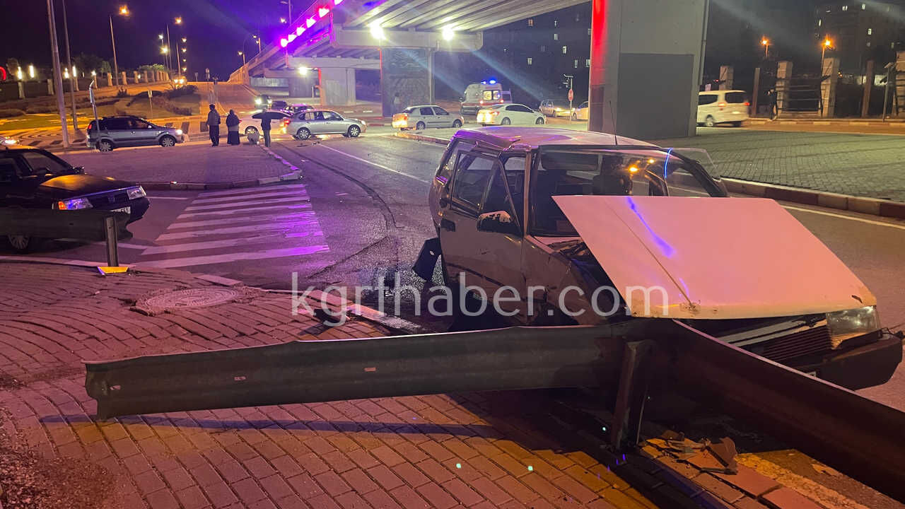 Karamanda Kavsakta Carpisan Otomobillerden Biri Bariyerlere Carparak Durabildi 2 Yarali2