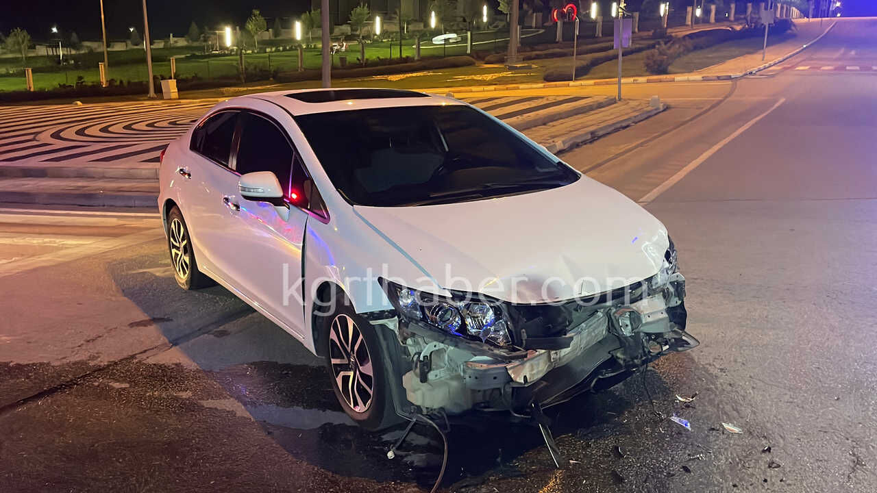 Karamanda Kavsakta Carpisan Otomobillerden Biri Bariyerlere Carparak Durabildi 2 Yarali3