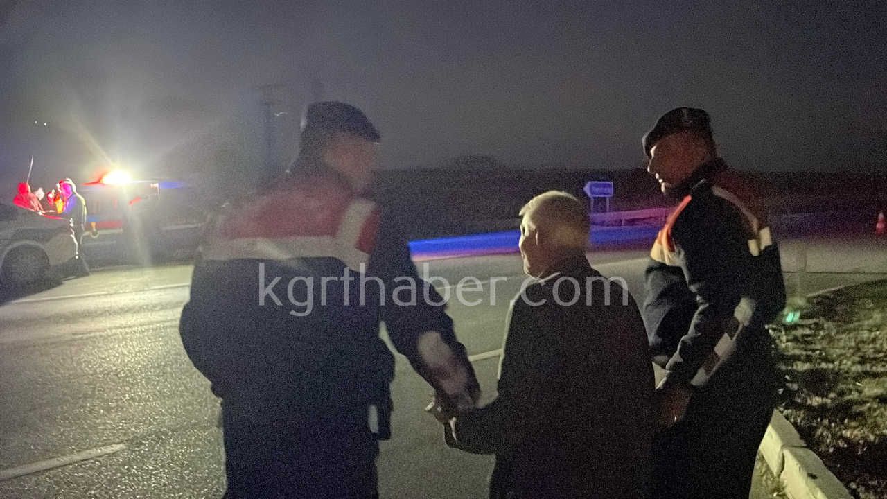 Karamanda Kavsakta Kaza Ucuz Atlatildi Yasli Surucuye Jandarma Sefkati5