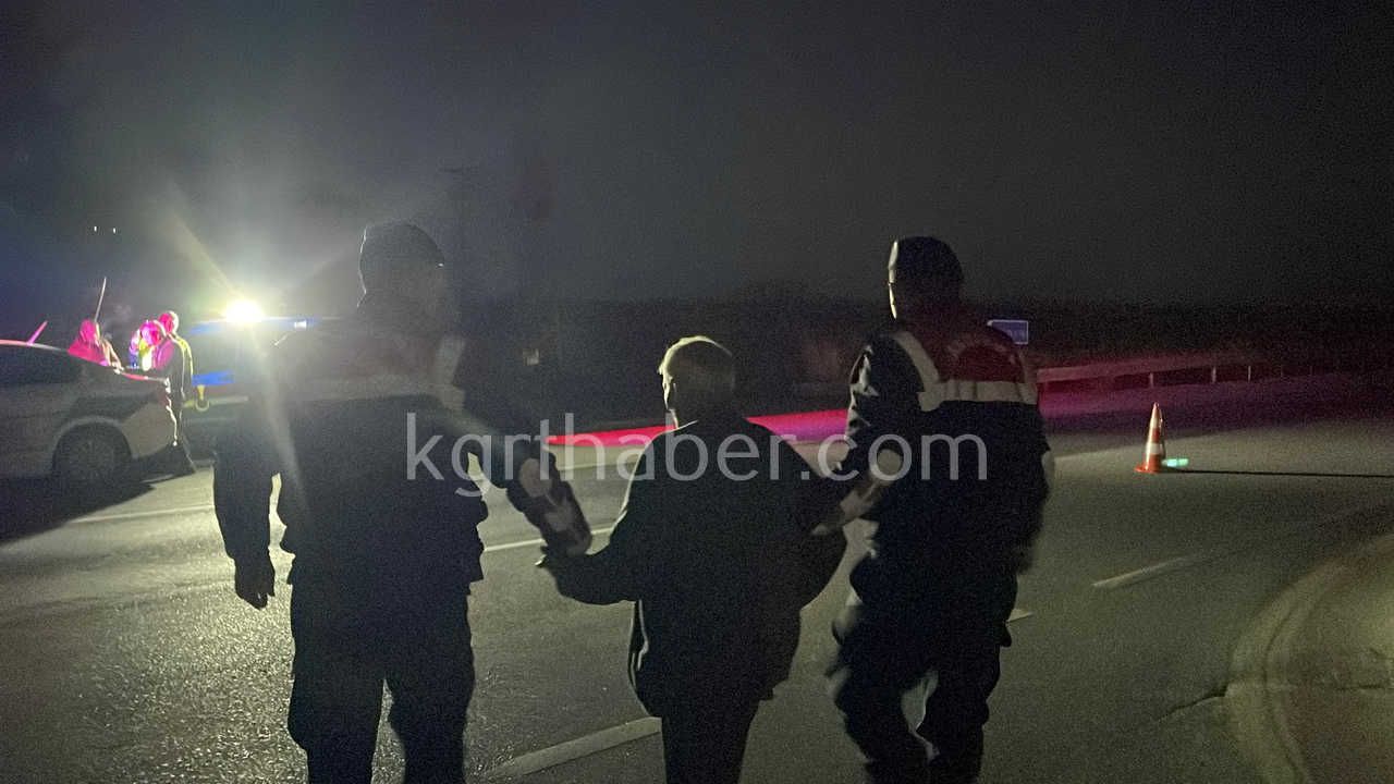 Karamanda Kavsakta Kaza Ucuz Atlatildi Yasli Surucuye Jandarma Sefkati6