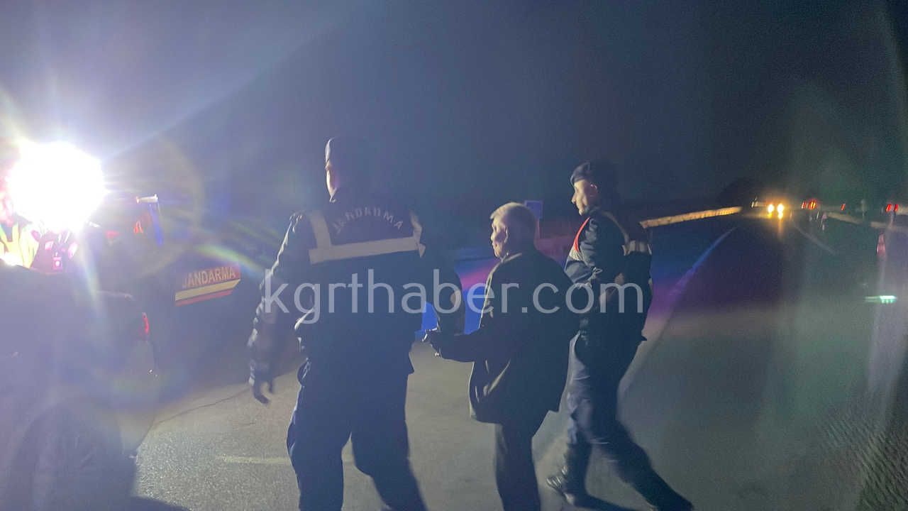 Karamanda Kavsakta Kaza Ucuz Atlatildi Yasli Surucuye Jandarma Sefkati7