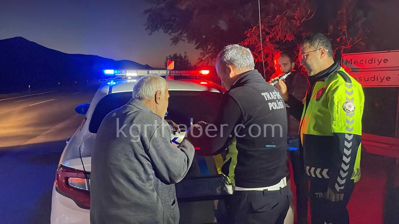Karamanda Kavsakta Kaza Ucuz Atlatildi Yasli Surucuye Jandarma Sefkati8