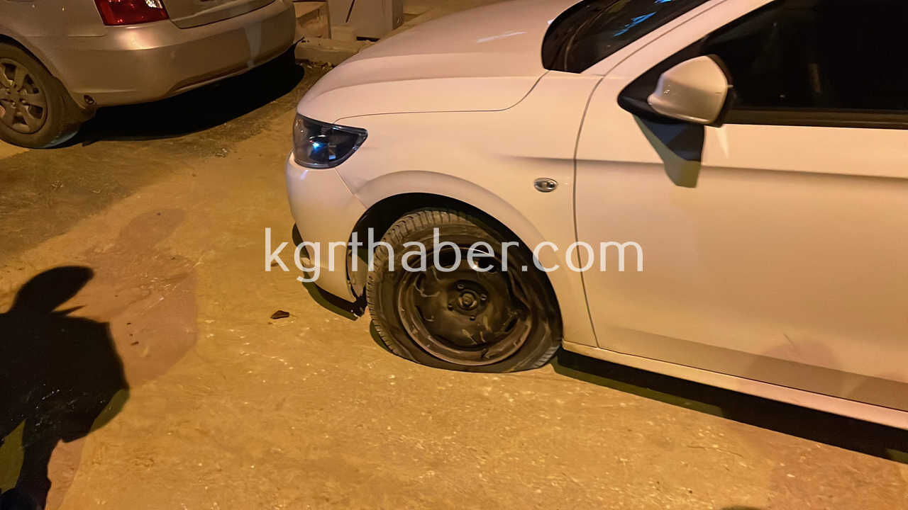 Karamanda Kazi Calismasi Yapilan Yoldaki Cukura Dusen Otomobilin Lastigi Patladi0