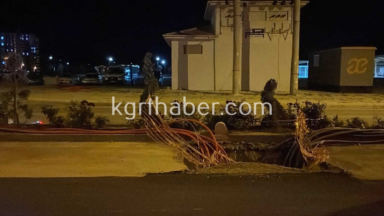 Karamanda Kazi Calismasi Yapilan Yoldaki Cukura Dusen Otomobilin Lastigi Patladi1
