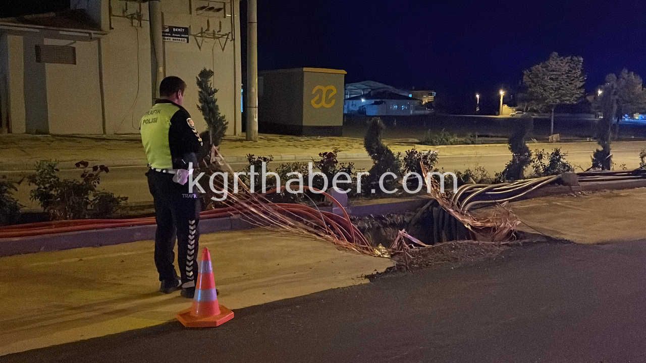 Karamanda Kazi Calismasi Yapilan Yoldaki Cukura Dusen Otomobilin Lastigi Patladi2
