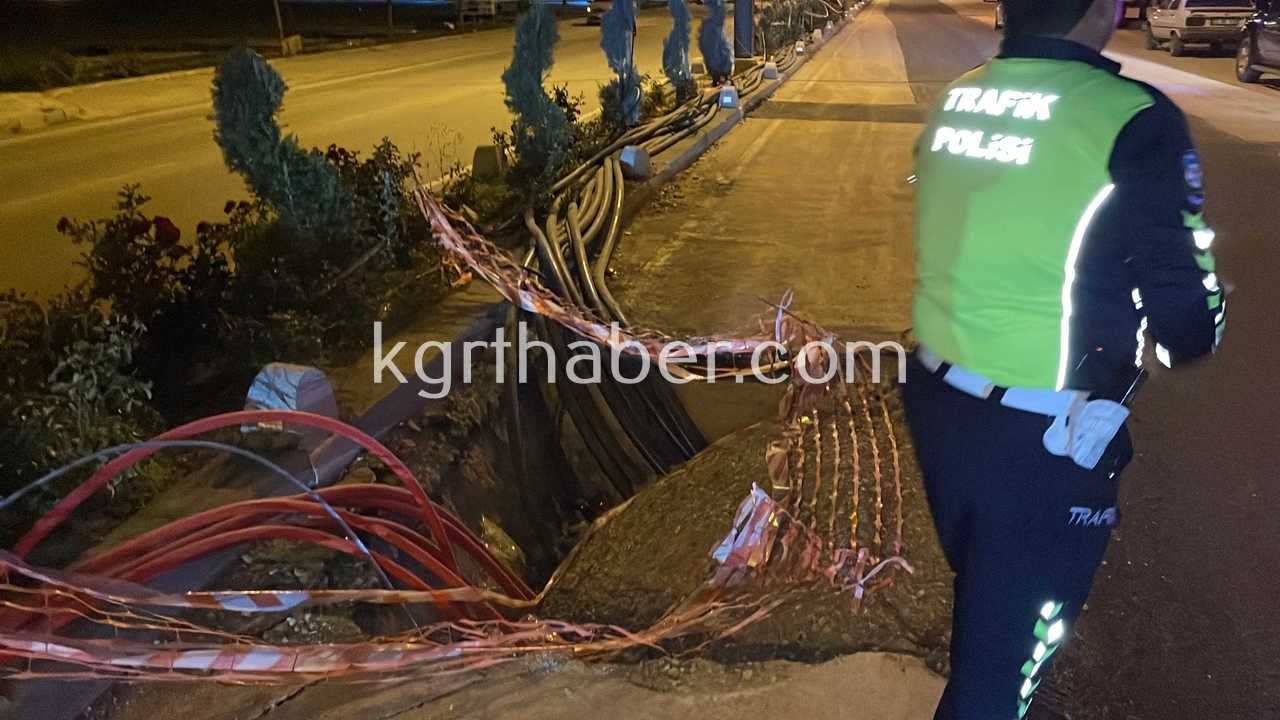 Karamanda Kazi Calismasi Yapilan Yoldaki Cukura Dusen Otomobilin Lastigi Patladi3