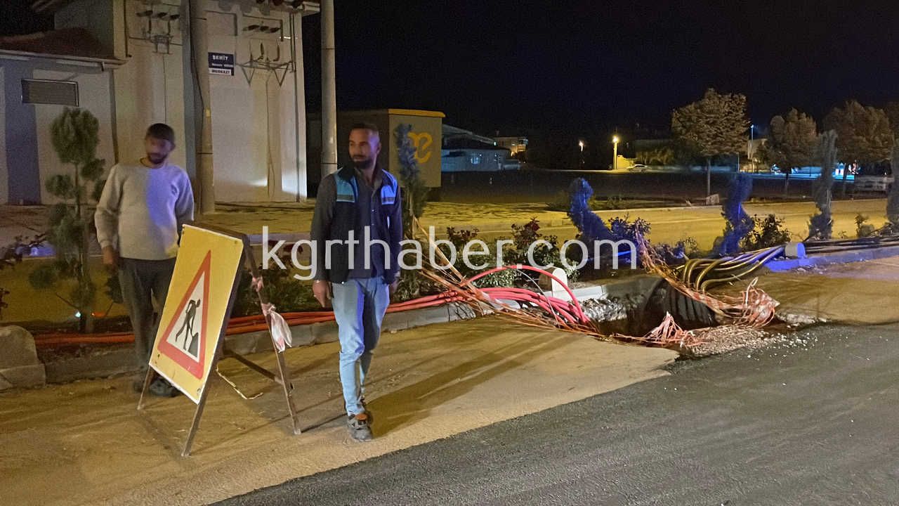 Karamanda Kazi Calismasi Yapilan Yoldaki Cukura Dusen Otomobilin Lastigi Patladi5