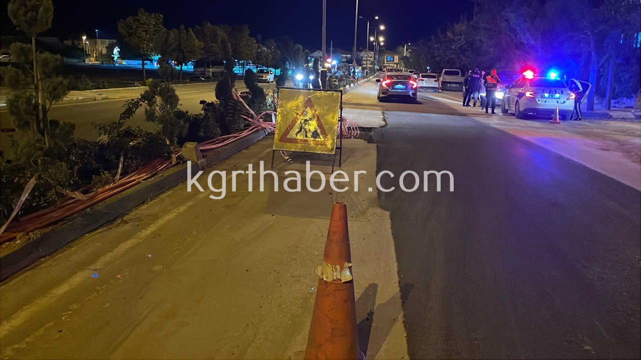 Karamanda Kazi Calismasi Yapilan Yoldaki Cukura Dusen Otomobilin Lastigi Patladi6