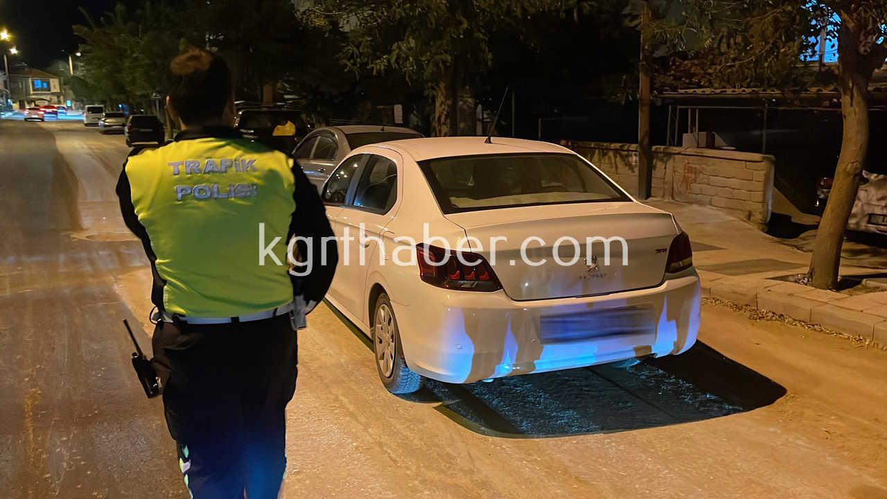 Karamanda Kazi Calismasi Yapilan Yoldaki Cukura Dusen Otomobilin Lastigi Patladi7