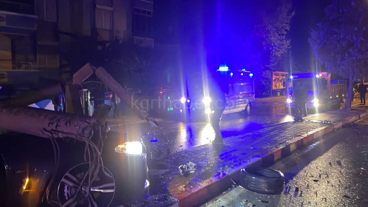 Karamanda Kontrolden Cikan Otomobil Aydinlatma Diregini Devirdi 2 Yarali5