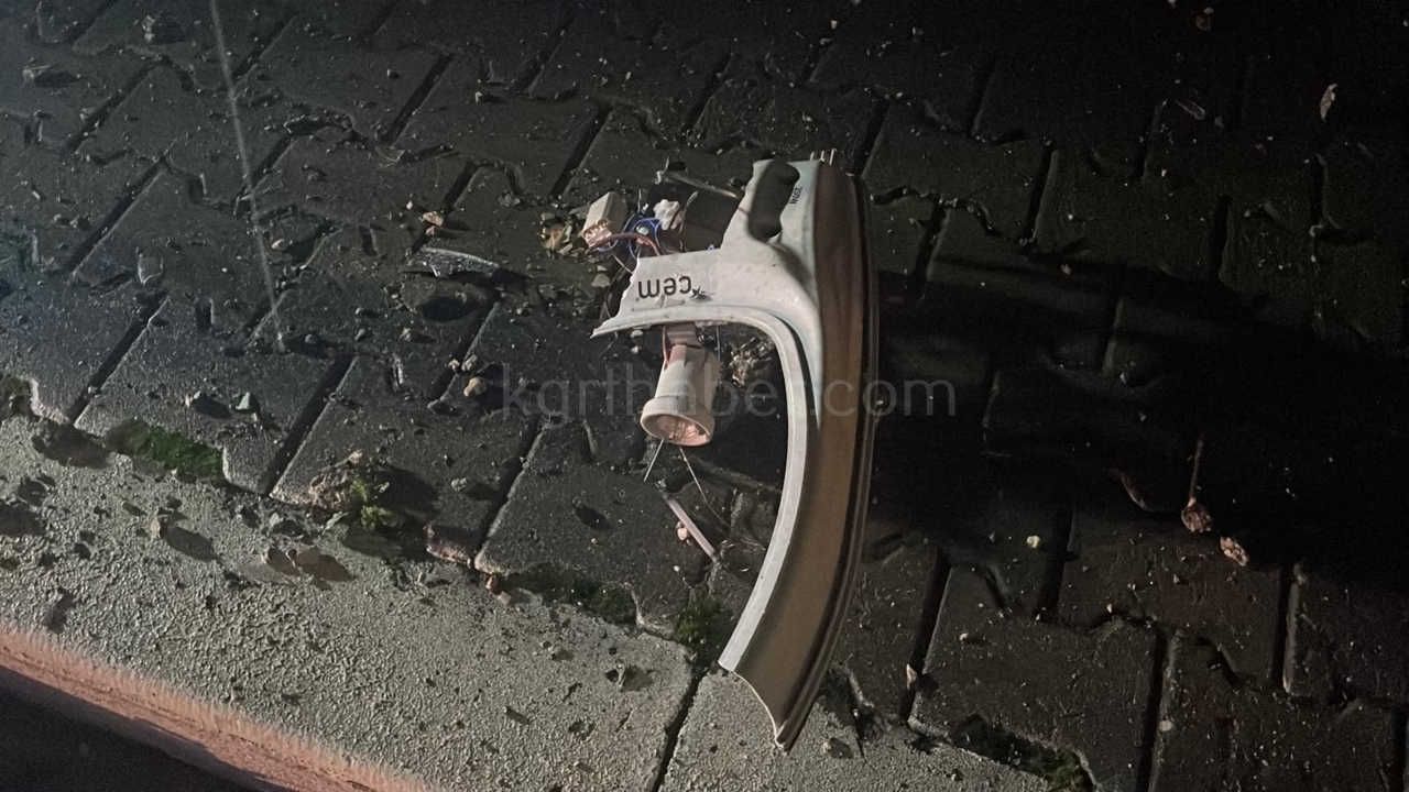 Karamanda Kontrolden Cikan Otomobil Aydinlatma Diregini Devirdi 2 Yarali7