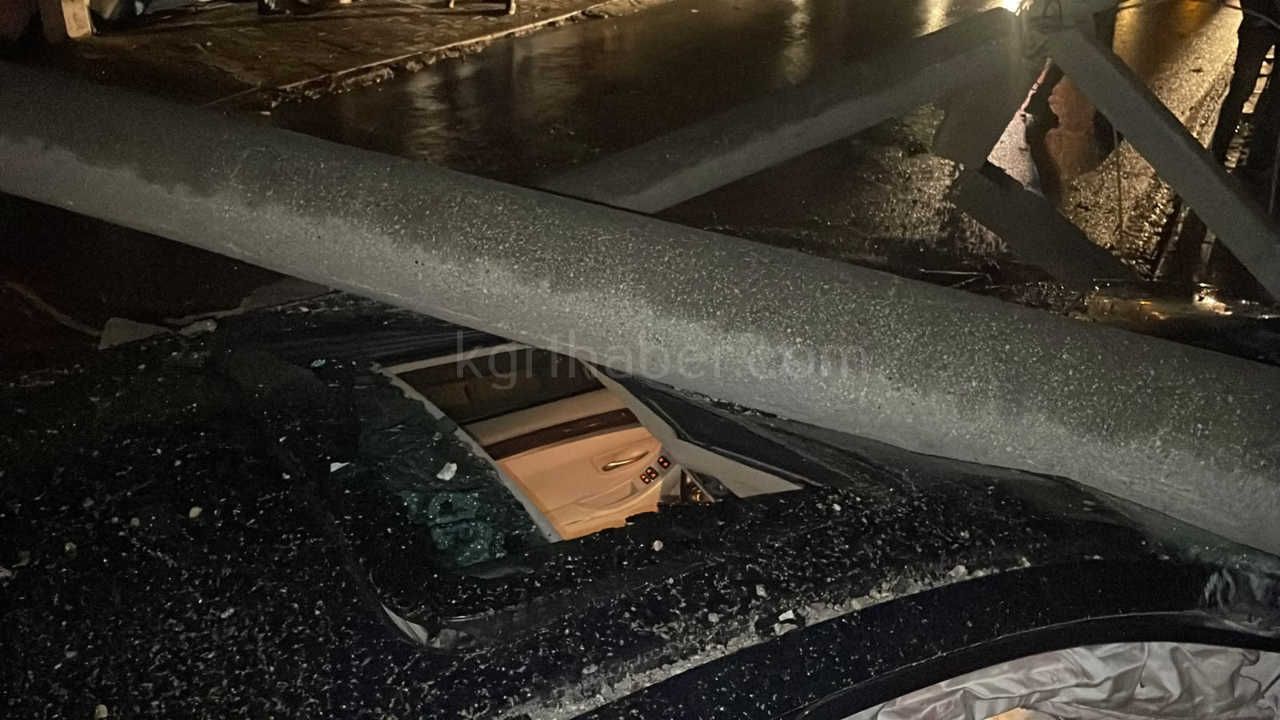 Karamanda Kontrolden Cikan Otomobil Aydinlatma Diregini Devirdi 2 Yarali9