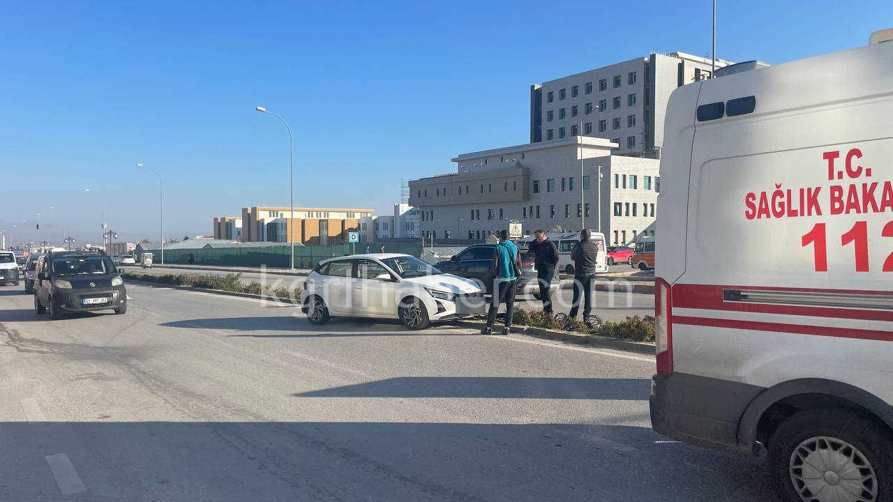 Karamanda Kontrolden Cikan Otomobil Refuje Cikti Sokak Lambasini Devirdi0