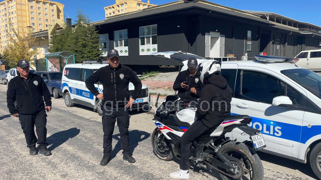 Karamanda Okul Cevrelerinde Guvenlik Denetimi 406 Sahis Ve 114 Arac Sorgulandi0