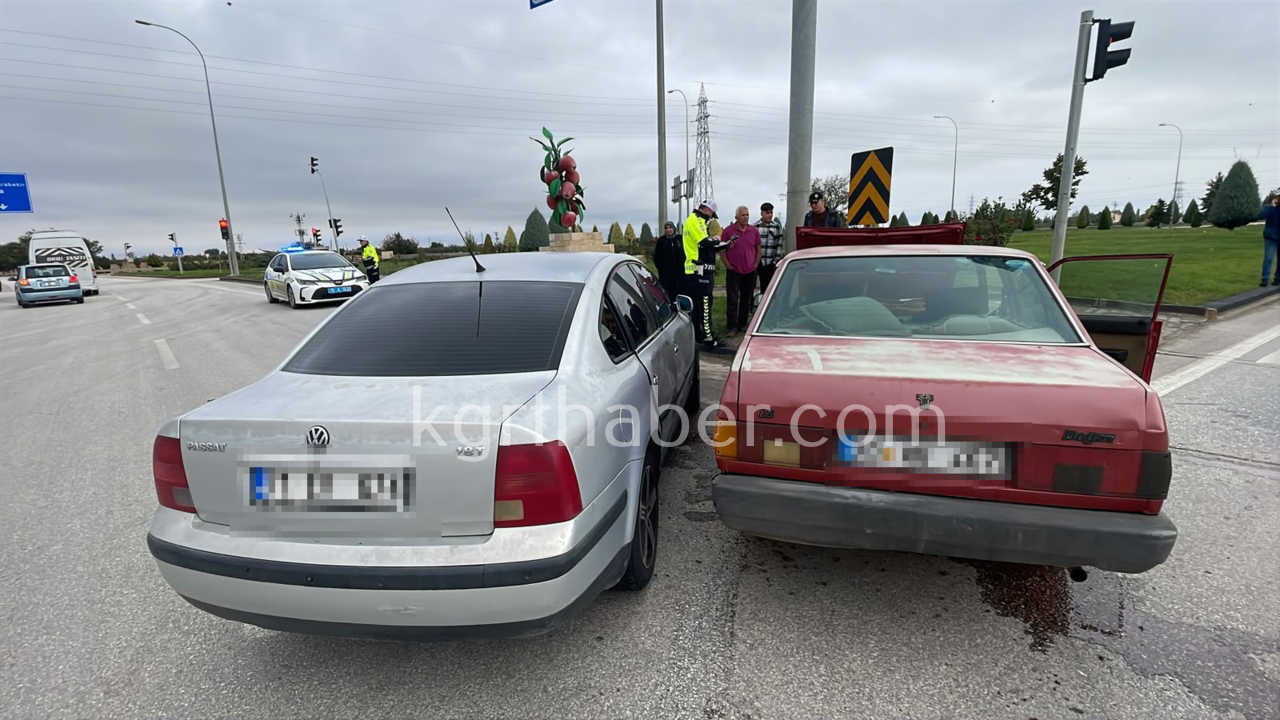Karamanda Otogar Kavsaginda Iki Otomobil Kavsakta Carpisti 1 Yarali0