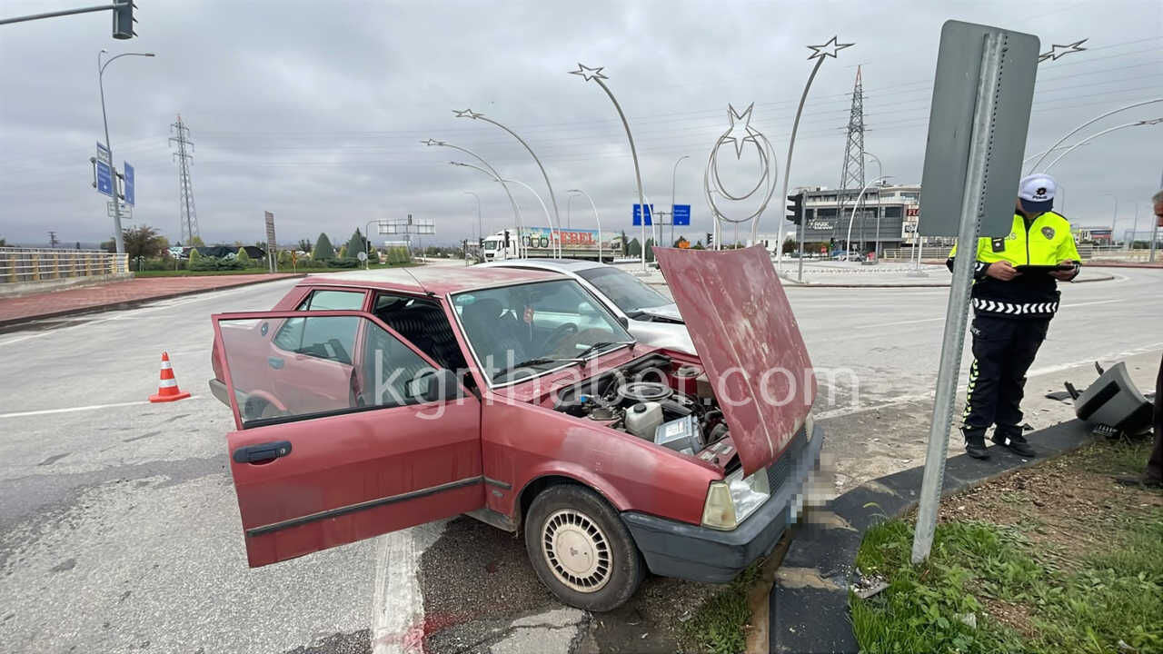 Karamanda Otogar Kavsaginda Iki Otomobil Kavsakta Carpisti 1 Yarali1