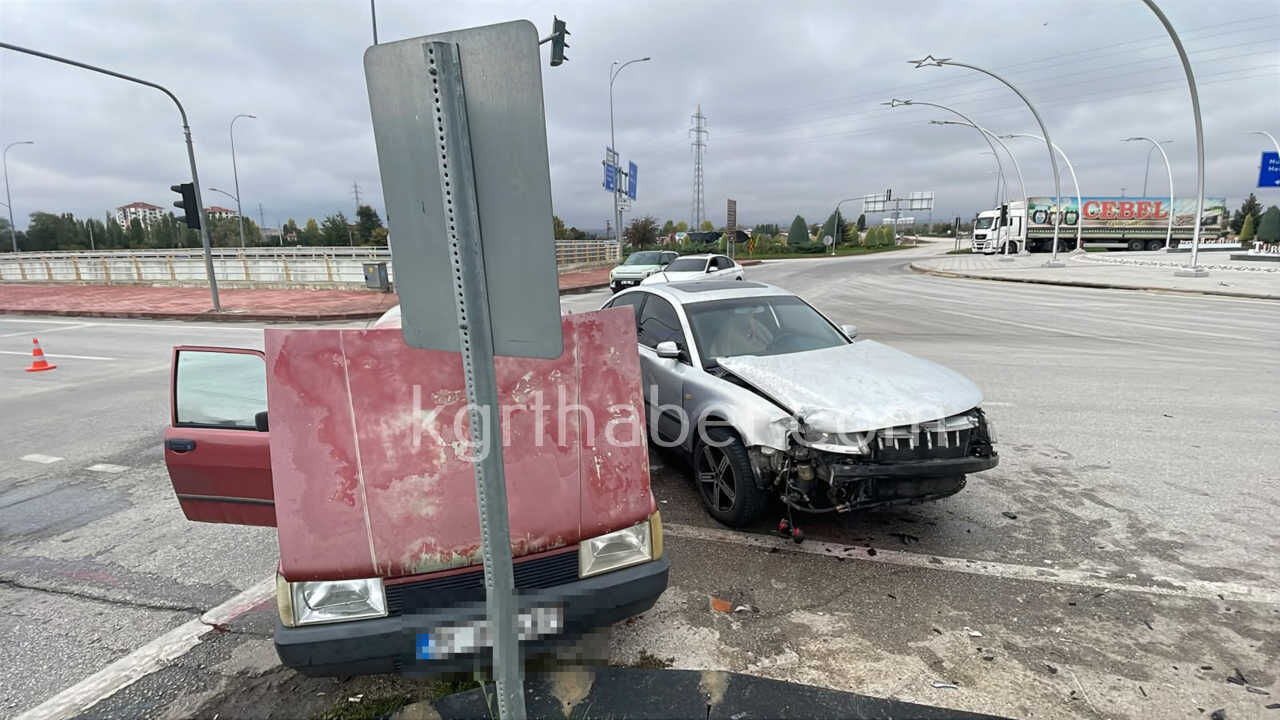 Karamanda Otogar Kavsaginda Iki Otomobil Kavsakta Carpisti 1 Yarali2