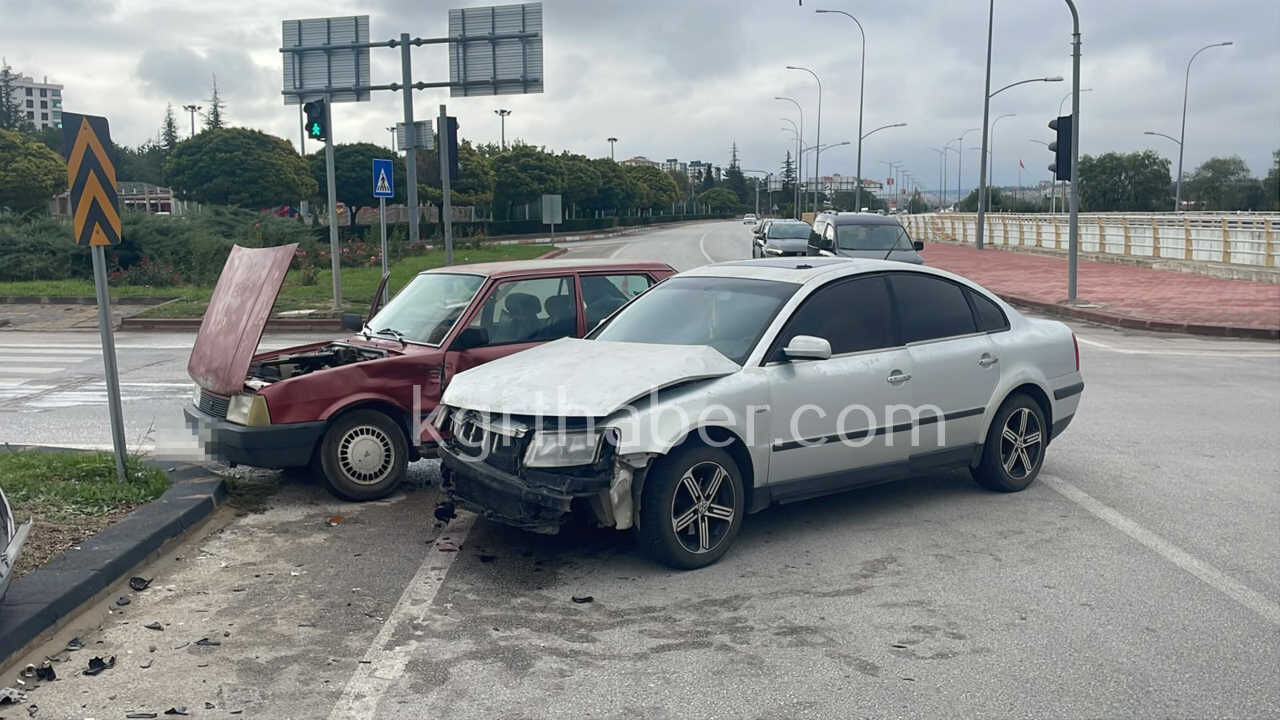 Karamanda Otogar Kavsaginda Iki Otomobil Kavsakta Carpisti 1 Yarali3
