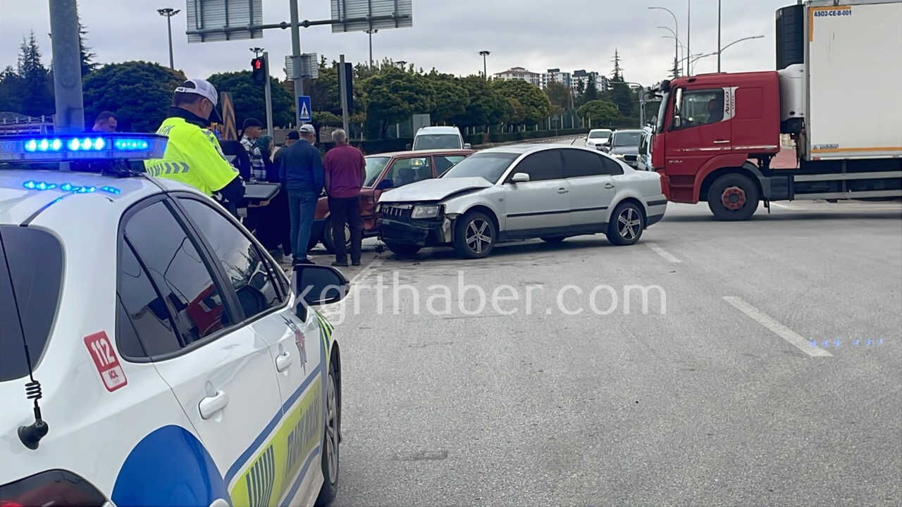 Karamanda Otogar Kavsaginda Iki Otomobil Kavsakta Carpisti 1 Yarali4