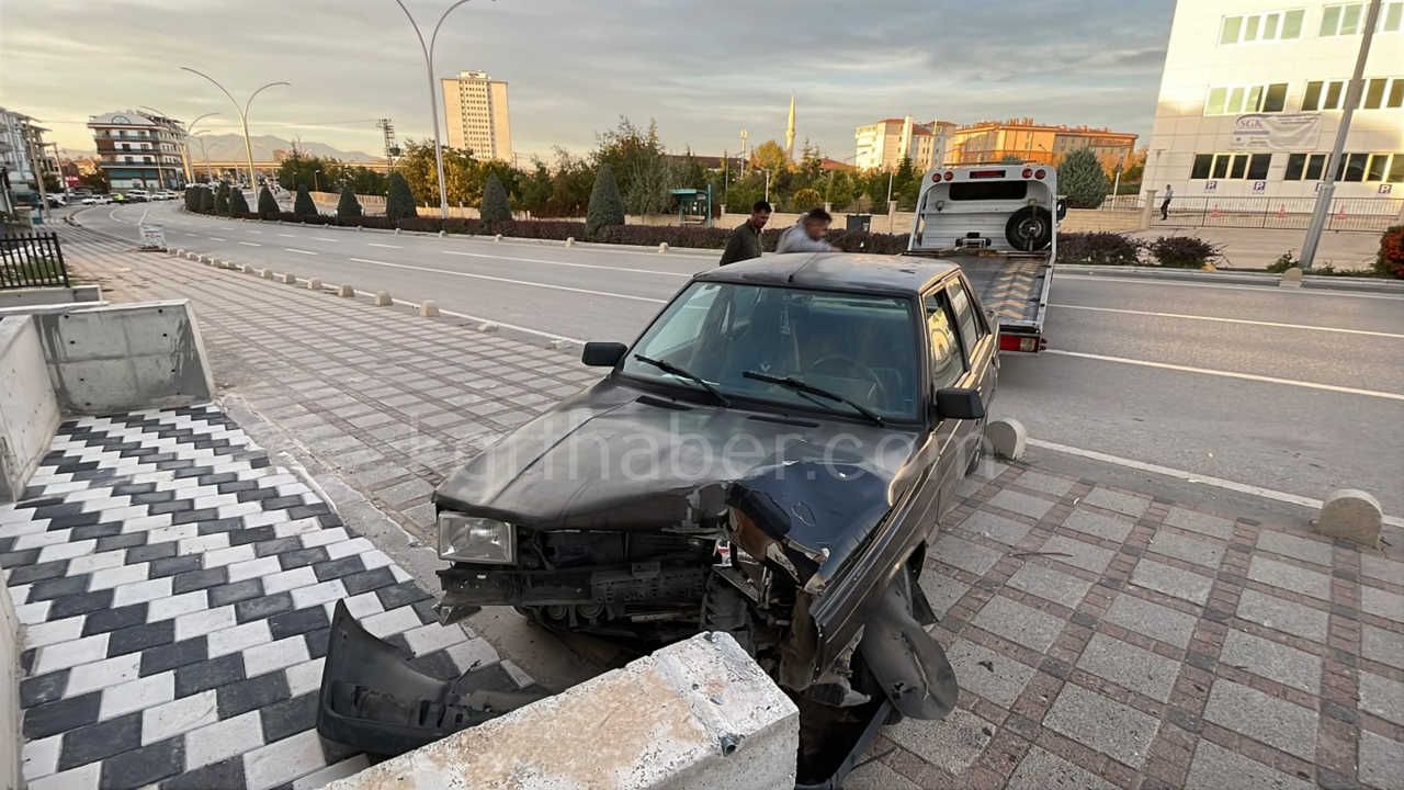 Karamanda Otomobil Beton Duvara Carpti 1 Yarali1