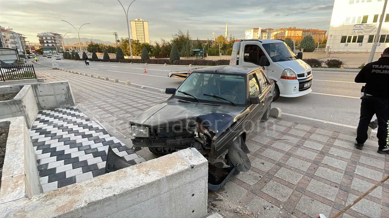 Karamanda Otomobil Beton Duvara Carpti 1 Yarali2